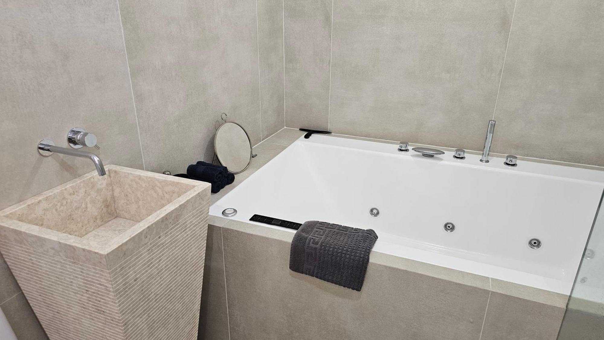Oasis Jacuzzi Retreat Apartamento